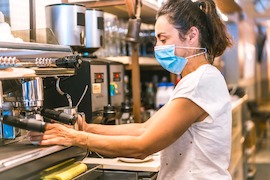 Camarera preparando café Camarera preparando café