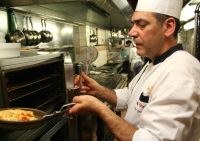 tapas hombre cocinando tapas hombre cocinando